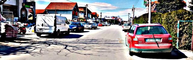 Leskovac: automobili na trotoaru – pešaci po ulici