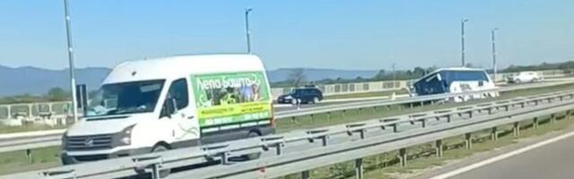 AUTOBUS PUN PUTNIKA SLETEO SA PUTA: Drama kod Ćićevca, ljudi bežali iz vozila (FOTO+VIDEO)