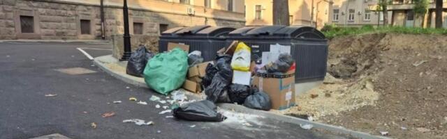 Smeće kao nezvanični simbol Kragujevca - "Lepota" za doček delegacija koje dolaze u Gradsku kuću (FOTO)