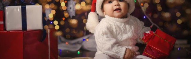 Možda smo mali, ali hoćemo poklone! 7 ideja za najslađe novogodišnje darove za bebu