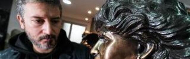 Напуљ враћа уметнику Марадонину статуу јер је прескупа да би била донација