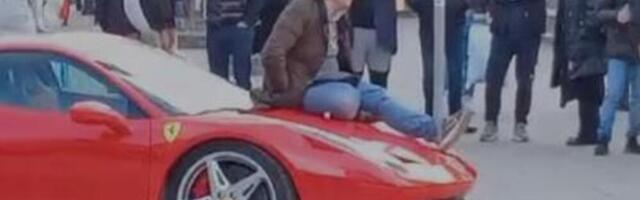 ŠOK SCENA U NOVOM PAZARU, SVI U NEVERICI GLEDAJU: Parkirao ferari nasred grada, ŽENA MU SE POPELA NA HAUBU (VIDEO)