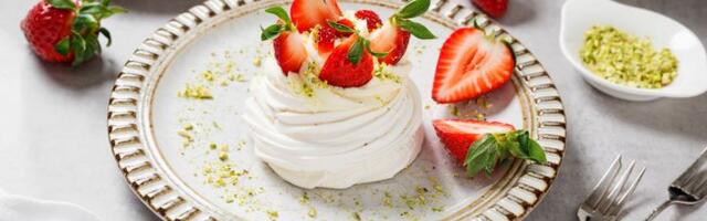 Pavlova s jagodama: Praznik za nepca
