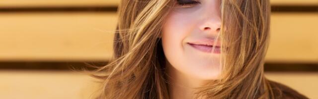 Najlakši trik za volumen u kosi! Treba vam samo fen, češalj i nekoliko sekundi (VIDEO)