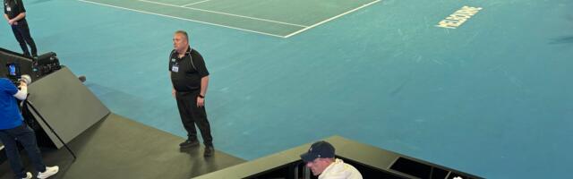 Fotka iz drugog ugla otkriva veliku tajnu: Ne biste verovali šta štab ima ispred sebe u loži dok Novak bije bitku na terenu /FOTO/