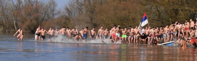 VIŠEGODIŠNJA TAKMIČENJA I VELIKI BROJ UČESNIKA I POSMATRAČA: Plivanje za Časni Bogojavljenski Krst u Rasinskom okrugu (FOTO)