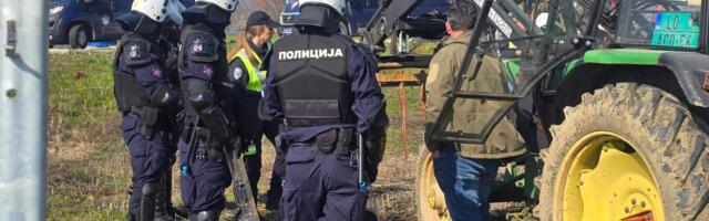 Policija nastavila da privodi: Uhapšeno više poljoprivrednika koji su blokirali prilaze graničnom prelazu Badovinci
