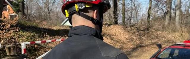 "HEROJI NEKAD NOSE KACIGU, UNIFORMU I VELIKO SRCE!" Vatrogasci došli po pozivu, zatekli nesvakidašnju scenu i još većeg MALOG heroja! (FOTO)