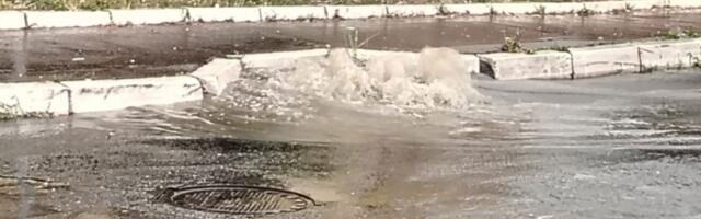 Roknula kiša, a roknula i kanalizacija! Ne zna se odakle jače bije, da l' sa neba, da li ispod zemlje! (FOTO/VIDEO)