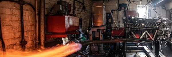 Predivni ton brutalne sportske V16 mašine koja bljuje vatru