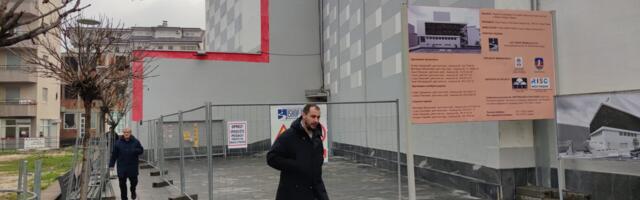 Ograda za reklamu ministrima, sada smeta pješacima, a radovi ne počinju (Video)