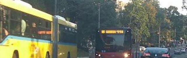 PRETUČEN VOZAČ AUTOBUSA IZ ŠRI LANKE: Prišao mu nepoznati muškarac i udario ga pesnicom u glavu