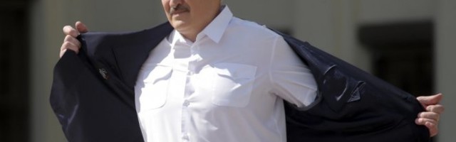 (FOTO/VIDEO) LUKAŠENKO PORUČIO: NI MRTAV NEĆU DATI BELORUSIJU, potom jer kleknuo pred okupljenim! VELIKI MITING U MINSKU!