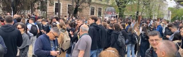 Protest ispred Prve kragujevačke gimnazije (VIDEO)