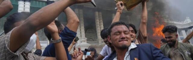 TOTALNA ANARHIJA NA ULICAMA NEPALA: Izgorela zgrada parlamenta, ŽIVA SPALJENA supruga bivšeg premijera, demonstranti upadaju u kuće ljudima (VIDEO)