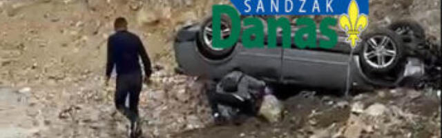 ŠOK KOD TUTINA! Automobil sleteo s puta i pao na krov - PUTNICI NEPOVREĐENI! (FOTO)
