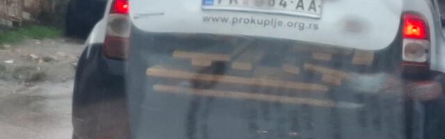 SNS prevoz stolova i klupa po Prokuplju – službenom “dačijom”