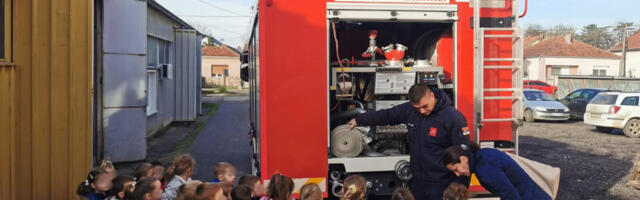 Deca u Batočini u poseti vatrogascima: Danas smo imali priliku da najmlađima približimo naš poziv i da im pokažemo da su vatrogasci ljudi na koje uvek mogu da se oslone