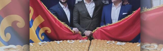 Dragan Stanković napravio česnicu od 200 kg sa 33 dukata! Bivši dečko Jovane Jeremić se uslikao sa najvećom pogačom u Srbiji ispred Hrama (FOTO)