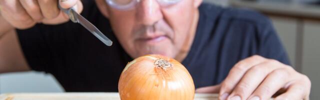 Zaboravite stare trikove: Fizičari otkrili najefikasniji način za sečenje luka bez suza