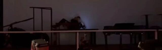 "JE L DOBRO?! PIJAN JE"! Pevač LEŽI NA STOLU ispred kluba, prisutni U NEVERICI šta vide! (VIDEO)