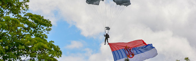 „За отаџбину, за друга, за пушку“: Застава 63. падобранске бригаде креће на пут око света