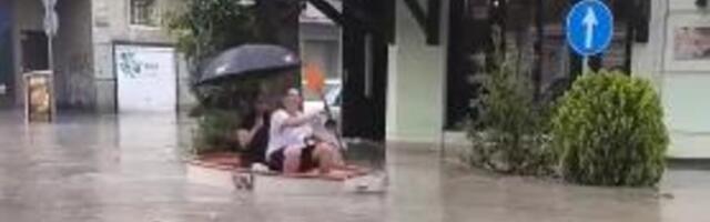 POPLAVLJENE ULICE, URAGANSKI VETAR OBARAO STABLA: Užasno nevreme razorilo popularno letovalište u regionu (VIDEO)