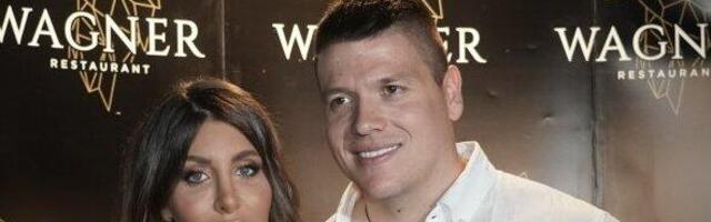 PROCURIO SNIMAK SLOBE RADANOVIĆ NA KOM JE POTPUNO GO: Kadrovi iz hotelske sobe sa suprugom Jelenom ugledali svetlost dana!