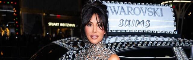 Otvorena nova Swarovski radnja u Njujorku: Kim Kardashian je zasijala u kristalnom “braless” autfitu