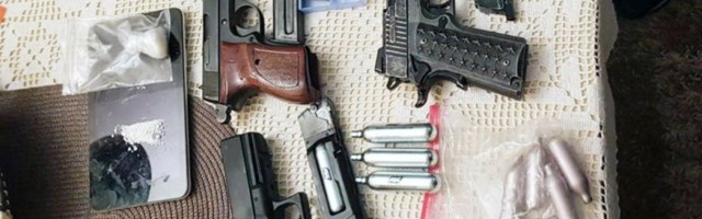 (FOTO) NAORUŽAN DO ZUBA: Policija uhapsila muškarca (36), posedovao od puške do boksera i noža