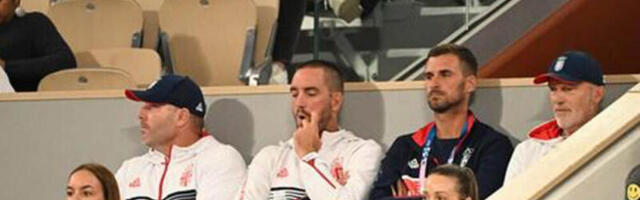 KO JE MISTERIOZNA ŽENA U NOVAKOVOJ LOŽI? Svi gledaju u nju, sedi do Jelene, a jedno joj je STROGO zabranjeno (FOTO)