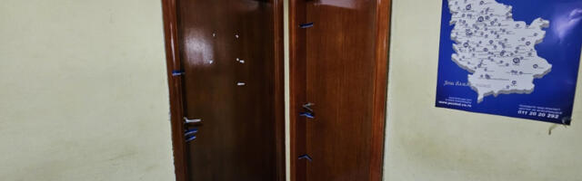 Kosovska policija zatvorila prostorije PIO fonda i Nacionalne službe za zapošljavanje u Leposaviću (VIDEO)