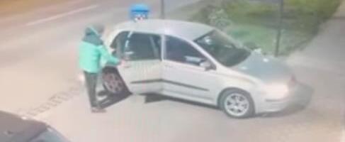 SRAMNO I BEDNO, OTEO OD DECE?! Čovek ostavio auto ispred kapije, nečovek uzeo novogodišnje paketiće sa zadnjeg sedišta (VIDEO)
