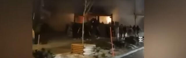 Konobarice nose šampanjac ukrašen prskalicama! Isplivale fotografije tik pred požar u švajcarskom baru