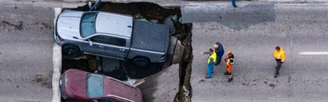 ČEKALI ZELENO KADA IH JE ZEMLJA PROGUTALA! Kamere snimile dramu na putu, vozila nestala u sekindi! (VIDEO)