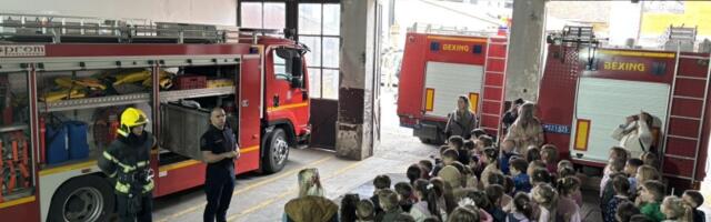 Predškolci posetili Vatrogasni dom: Mališani uživali i isprobali vatrogasnu opremu (FOTO)