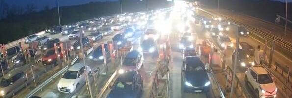 TOTALNI KOLAPS KA BEOGRADU, OVDE JE NAJKRITIČNIJE! Vozači zarobljeni u kilometarskim kolonama, na naplatnoj rampi kao na granici, došlo i do sudara (FOTO/VIDEO)