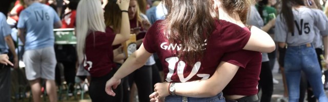 Ljudi se svađaju zbog maturanata iz Valjeva koji su ostavili pun trg smeća nakon žurke - da li su krivi ili ne