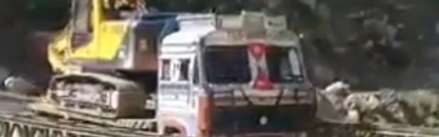 Kamion sa teškim tovarom krenuo preko mosta, a onda je usledio dramatičan trenutak! (VIDEO)