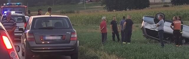 Od siline udara automobil završio na krovu u njivi! Još jedna nesreća u okolini Čačka(FOTO)