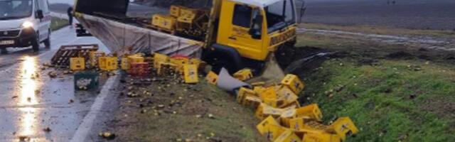 VOZAČ POVREĐEN, GAJBE RASUTE SVUDA PO PUTU! Prevrnuo se kamion na putu Srbobran - Bečej! (FOTO)