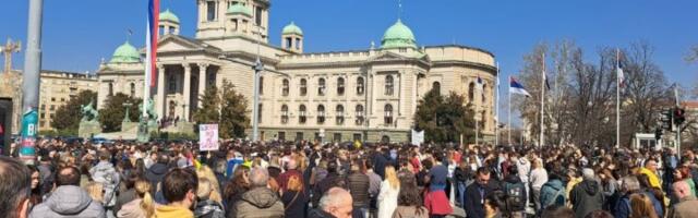 U Skupštini bakljada i tuča, a ovako izgleda okupljanje građana ispred (FOTO, VIDEO)