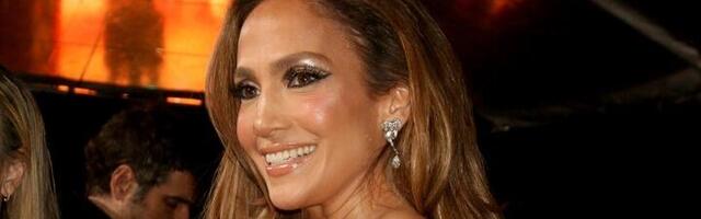 Džej Lo se pojavila u haljini bez brushaltera, a onda se desio peh: Dekolte do pupka se oteo kontroli i otkrio više nego što je želela (FOTO)