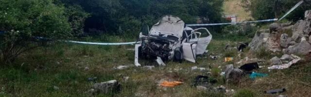 PRVE SLIKE SA MESTA NESREĆE KOD NIKŠIĆA! Vozač izgubio kontrolu i sleteo sa puta, poginuli majka i maloletno dete iz Srbije! (FOTO)