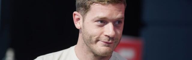 SKINUO SE Aleksandar Radojičić i žene u transu! Glumac pokazao izvajano telo i isklesane trbušnjake (FOTO)