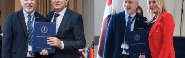 Mag. dr Vasiliju Antiću i prim. dr Slavici Lončar uručene plaketa za izuzetan doprinos unapređenju zdravstvene zaštite na 50. Oktobarskim zdravstvenim danima