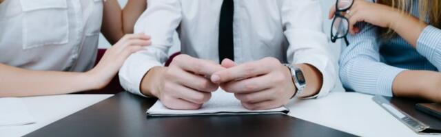 POSLANICE SE OTIMALE ZA MESTO PORED "NAJPOŽELJNIJEG POLITIČARA": Neprijatna scena pred kamerama, nisu htele da se pomere od ministra! Isplivao snimak koji svi dele! (VIDEO)