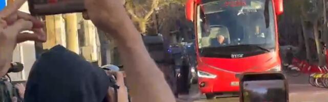 Već viđeno: Autobus Atletika opet na meti huligana u Barseloni! /VIDEO/