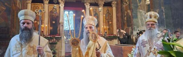 Patrijarh Porfirije služi liturgiju u Dečanima: Veliki broj vernika u manastiru