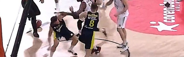 Efes pred titulom, uz pesničenje na parketu: Micić ubrzao u finišu i ubacio 23 poena, Gudurić 13